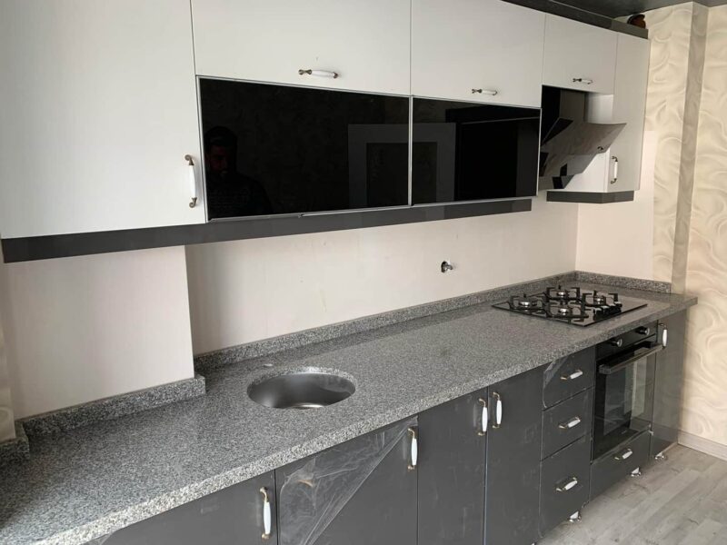 Granit ve kuvars mutfak tezgahı görseli